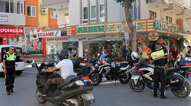 Polisten motosiklet denetimi