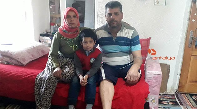 Protez bacağını çıkartıp kendisine saldıran öğretmene ders verdi