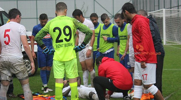 Gol sevinci yaşayan futbolcu ayağını kırdı