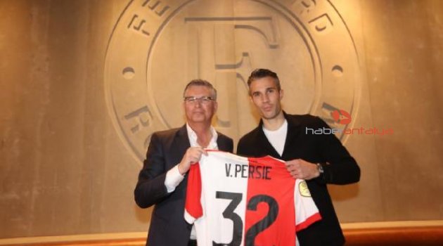 Robin van Persie imzayı attı