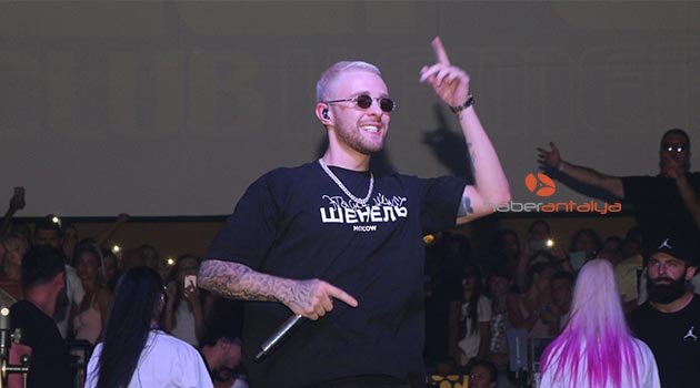 Rus hiphop şarkıcısı Kemer'de konser verdi