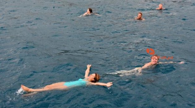 Rus turistler, yağmurda denize girdi