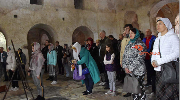 Ruslardan Aziz Nikolaos Anıt Müzesi'nde ayin