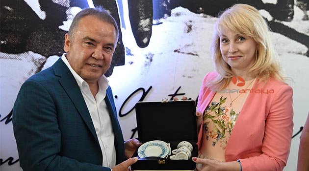 Ruslardan Başkan Böcek'e teşekkür