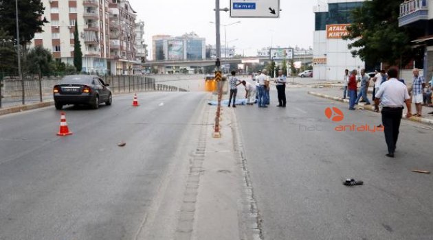 Sabah namazı dönüşü otomobilin çarptığı iki kişi öldü