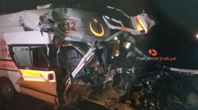 Sağlık görevlilerini taşıyan ambulans TIR'a çarptı: 1 ölü, 2 yaralı