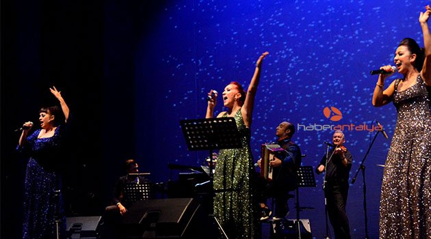 Sahnede sonbahar rüzgârı esti