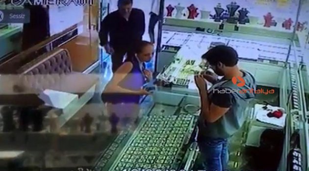 Sahte altın bozdurmak isterken suçüstü yakalandı