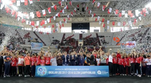 Şampiyonlar kupalarını aldı