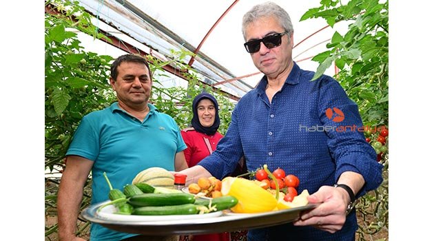 Sanatçı Cengiz Kurtoğlu festivalde seraları gezdi
