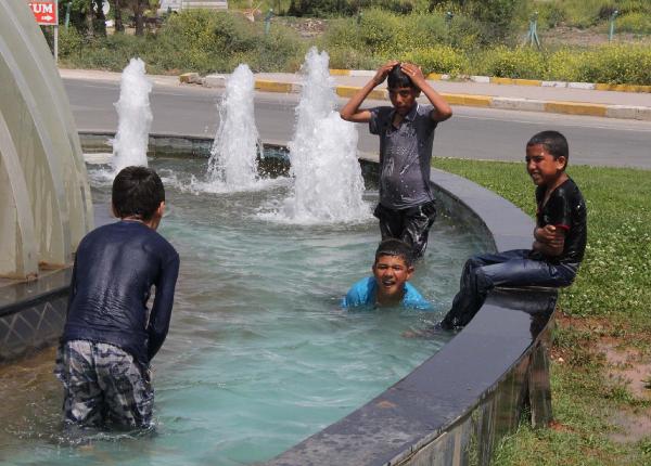 Şanlıurfa’da Çocuklar Süs Havuzlarında Serinliyor