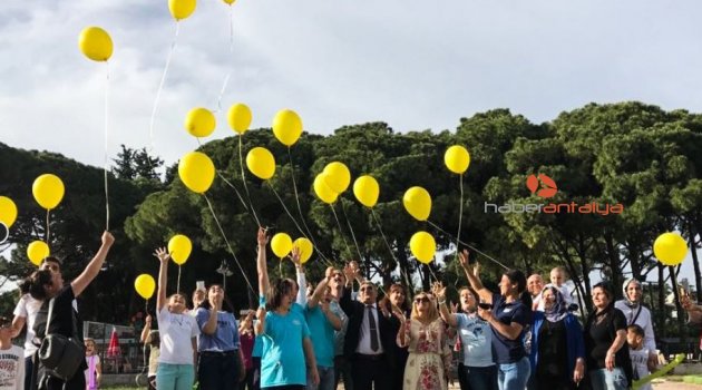 Sarı balonlar gökyüzünde