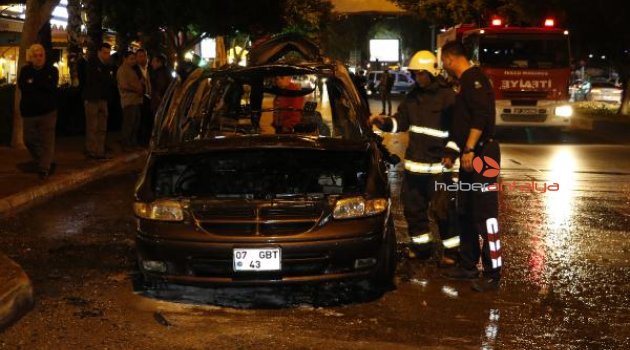 Satılık ilanı verdiği otomobili alev alev yandı