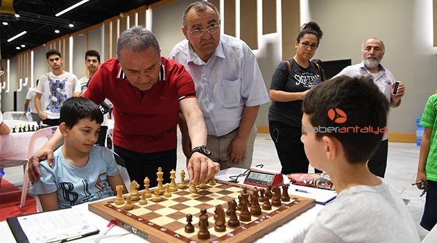 Satranç turnuvasında ilk hamle Başkan Böcek’ten
