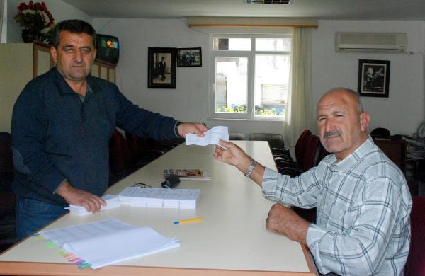 Seçmen Kağıtları Dağıtılıyor