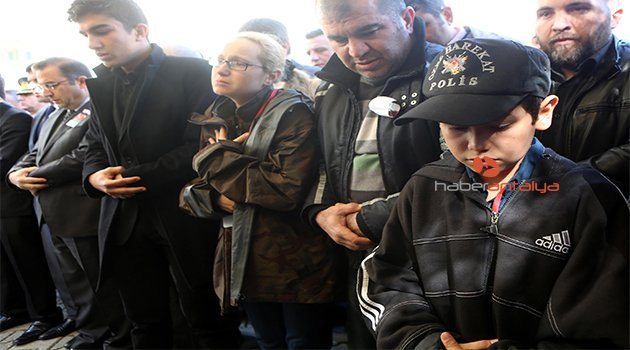 ŞEHİT BABASINI, ŞAPKASIYLA UĞURLADI