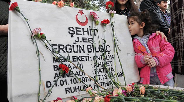 Şehit dayısının mezar taşını öptü