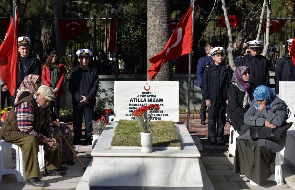ŞEHİT MEZARLARI KARANFİLLE SÜSLENDİ