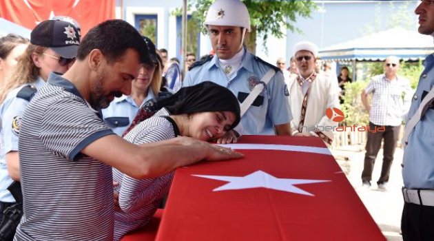 Şehit polis memuru için tören