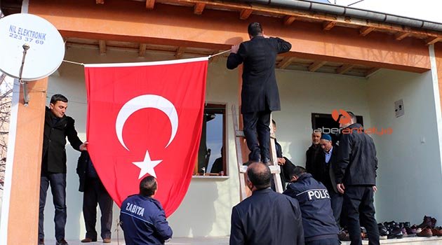 Şehit polisin Erzincan'daki baba evine ateş düştü