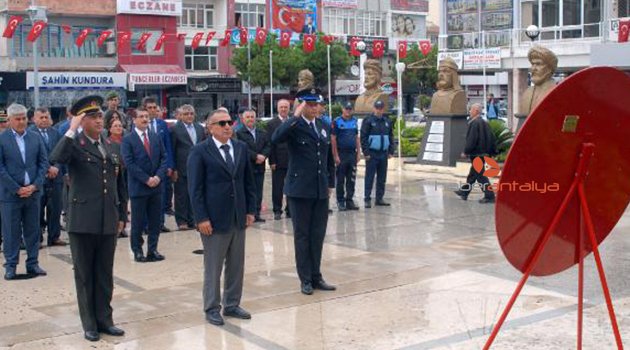 Serik'te çelenk sunma töreni