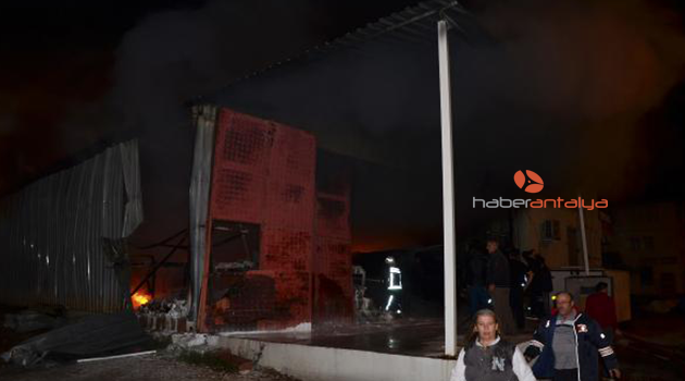 Serik'te depo yangını