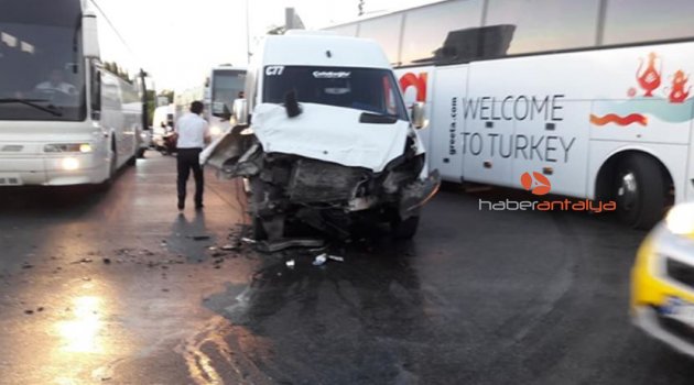 Servis araçlarının çarpıştığı kaza ucuz atlatıldı