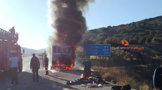 Seyir halindeki AKS ambulansı alev alev yandı