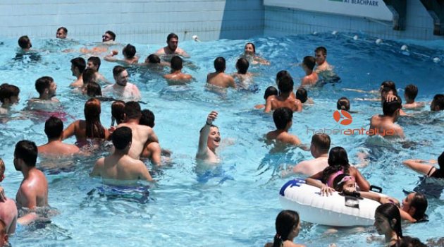 SICAKTAN BUNALAN HAVUZA KOŞTU