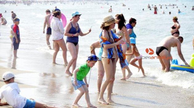 Sıcaktan bunalan turistler denize sabah girdi