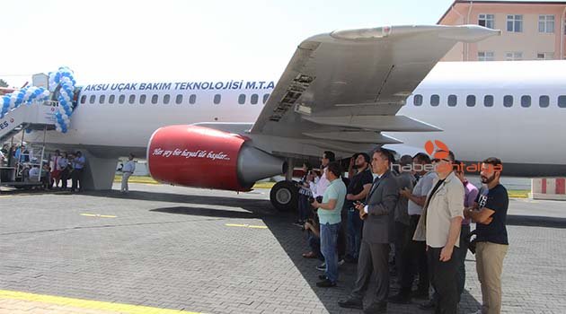 Sıcaktan bunalanlar dev uçağın kanadının gölgesine sığındı