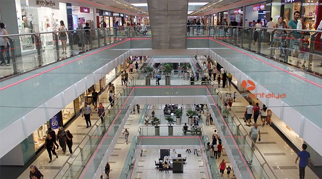 Sıcaktan kaçan soluğu AVM'de aldı