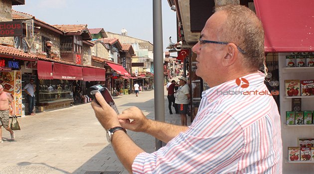 Side esnafı pos cihazına sokakta hat bulmaya çalışıyor