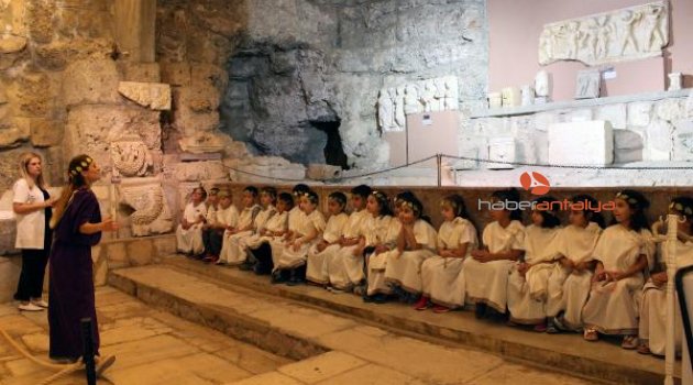 Side Müzesi'ndeki eserlere tiyatral tanıtım