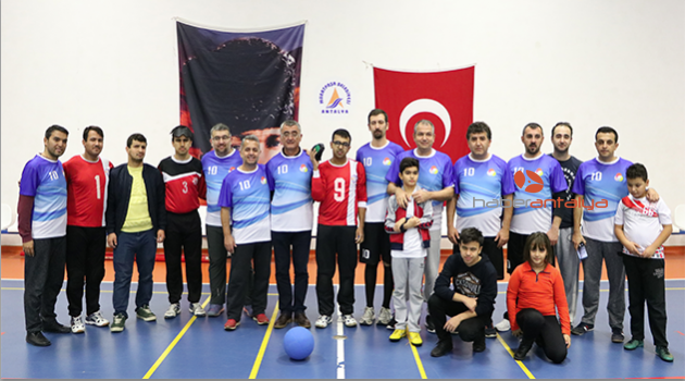 Sigortacılar görme engellilerle golbol oynadı