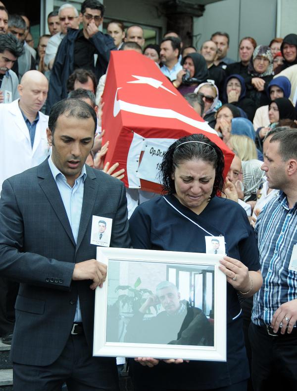 Silahlı Saldırı Sonucu Öldürülen Doktora Gözyaşı