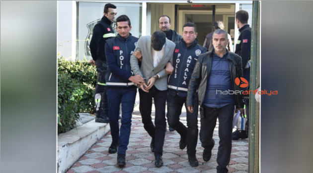 Sırasını verdi, para çeken kadının çantasını çaldı