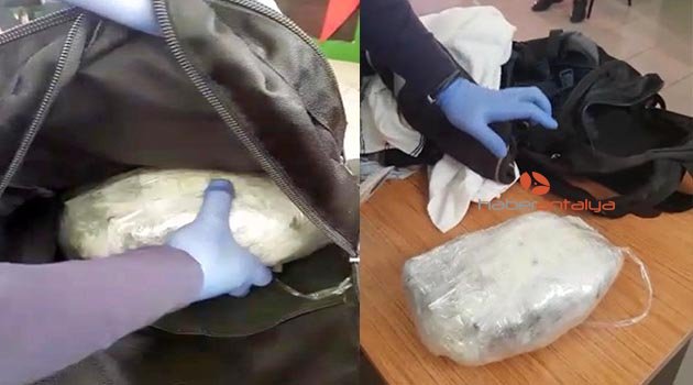 Sırt çantasında 1 kilo esrarla yakalandı
