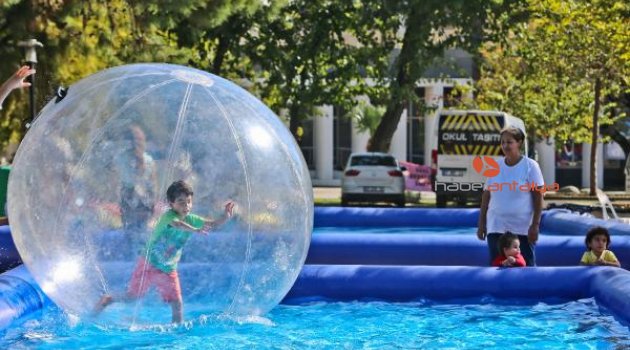 Şişme balon içinde havuz eğlencesi