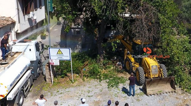 Sit alanı içinde tehdit oluşturan metruk binaların yıkımına başlandı