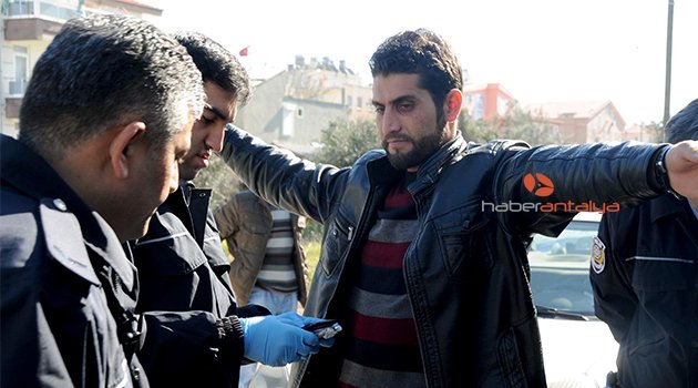 ŞOFÖR İHBAR ETTİ, OTOBÜSTEKİ 20 KAÇAK YAKALANDI