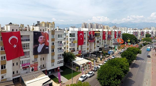 Sokaklar bayraklarla donatıldı