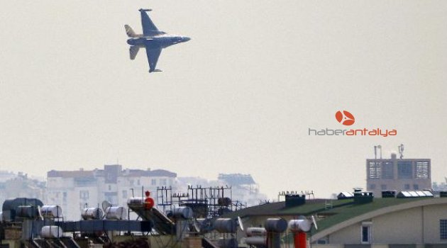 SOLOTÜRK, Konyaaltı sahilinde prova uçuşu yaptı