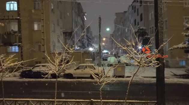 Son 50 yılın en kurak yılını yaşayan İran'da şiddetli kar yağışı