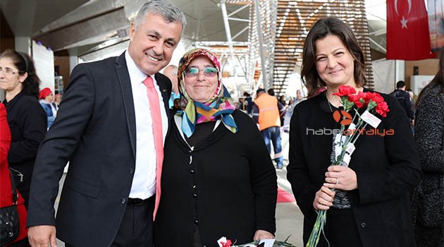 Sözen’den 8 Mart’ta 8 bin karanfil