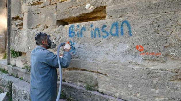 Sprey boyalı vandallar tarihi yapılara zarar verdi