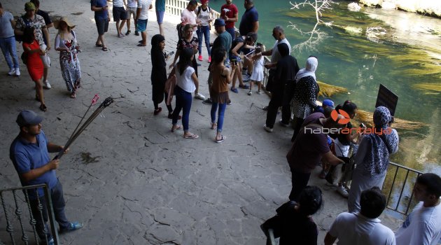 'Su akışı olmayan' şelaleye ziyaretçi akını