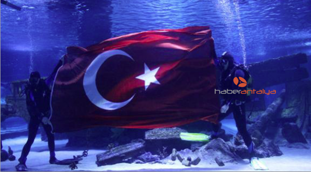 Su altında Türk bayrağı açtılar