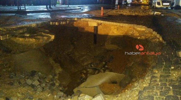 Su borusu patladı, yol çöktü