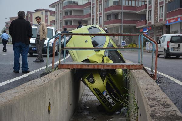 Su Kanalına Düşen Otomobilin Sürücüsü Yaralandı